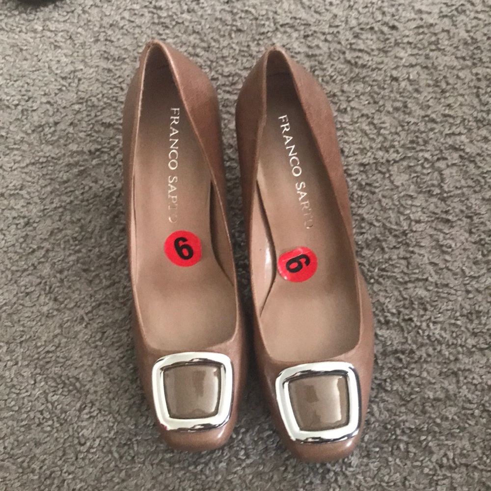Varieties of dress shoes/sandals - Picture 5 of 16